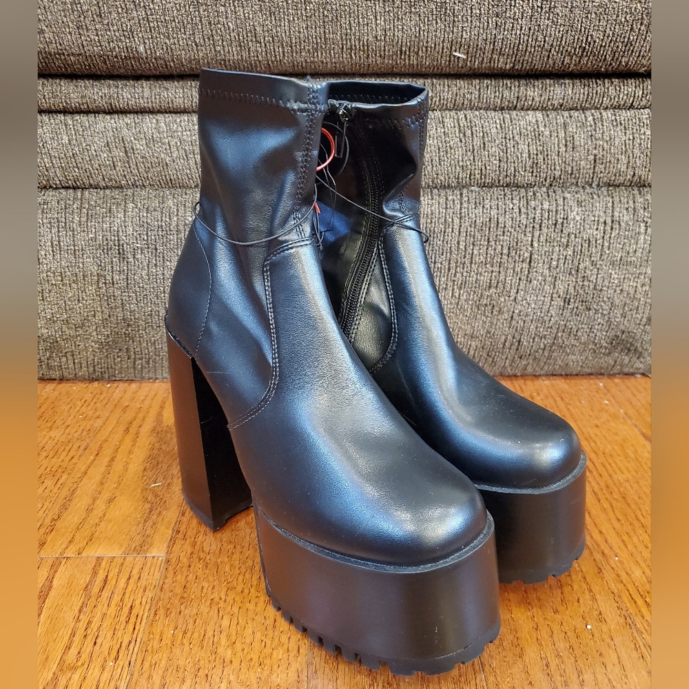 Forever 21 Black Platform Ankle Boots NWOT Sz 7